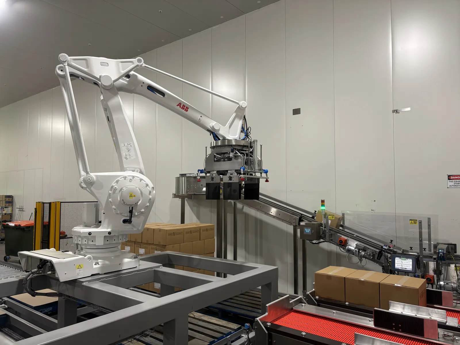 Industrial robot cell and machinery installation area